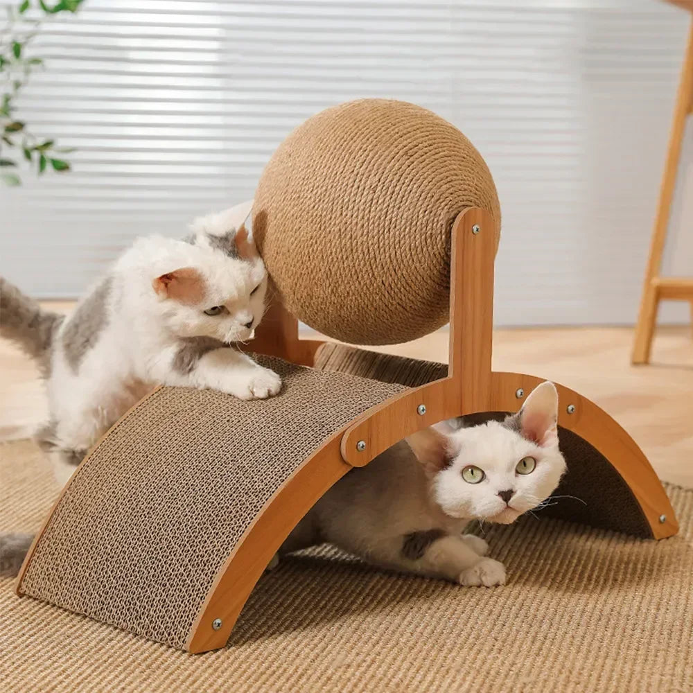„Drill’n Scratch“ – Kratzspielzeug aus Massivholz mit Sisalfläche & integriertem Spielball für Katzen