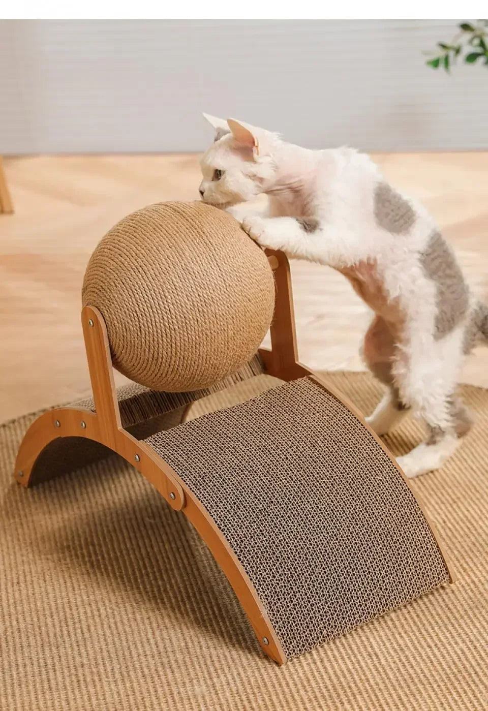„Drill’n Scratch“ – Kratzspielzeug aus Massivholz mit Sisalfläche & integriertem Spielball für Katzen