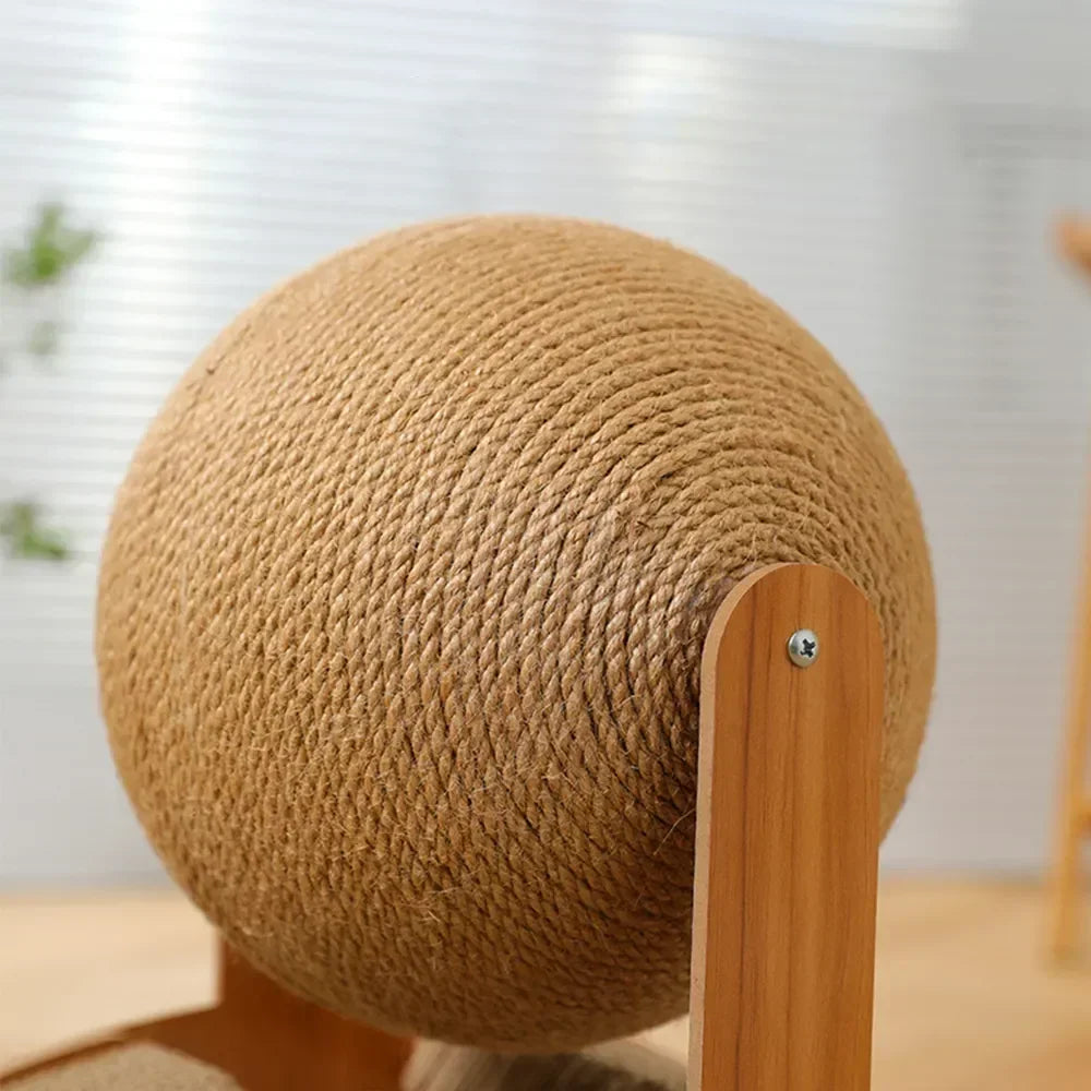 „Drill’n Scratch“ – Kratzspielzeug aus Massivholz mit Sisalfläche & integriertem Spielball für Katzen