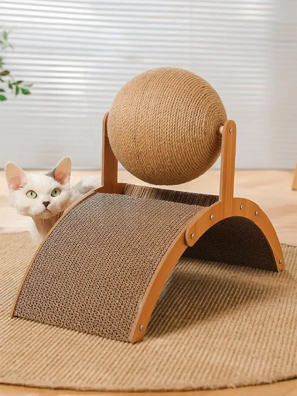 „Drill’n Scratch“ – Kratzspielzeug aus Massivholz mit Sisalfläche & integriertem Spielball für Katzen