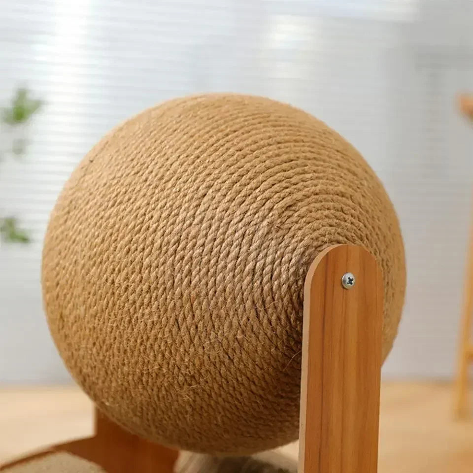 „Drill’n Scratch“ – Kratzspielzeug aus Massivholz mit Sisalfläche & integriertem Spielball für Katzen