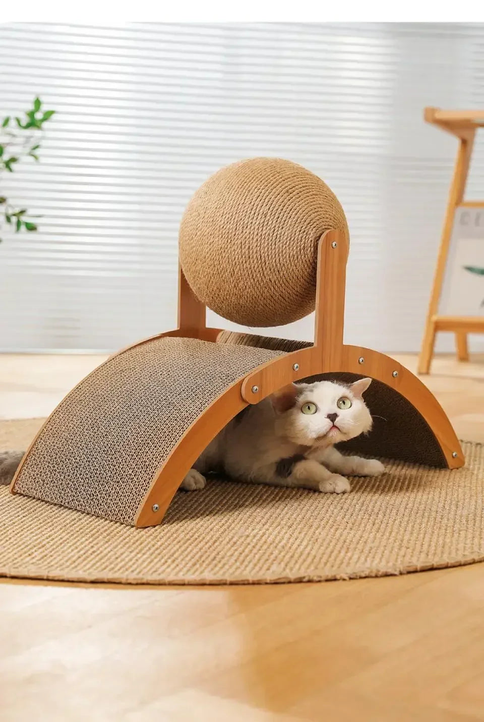 „Drill’n Scratch“ – Kratzspielzeug aus Massivholz mit Sisalfläche & integriertem Spielball für Katzen