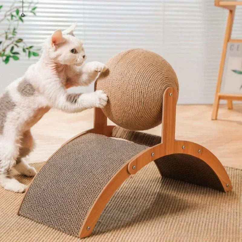 „Drill’n Scratch“ – Kratzspielzeug aus Massivholz mit Sisalfläche & integriertem Spielball für Katzen