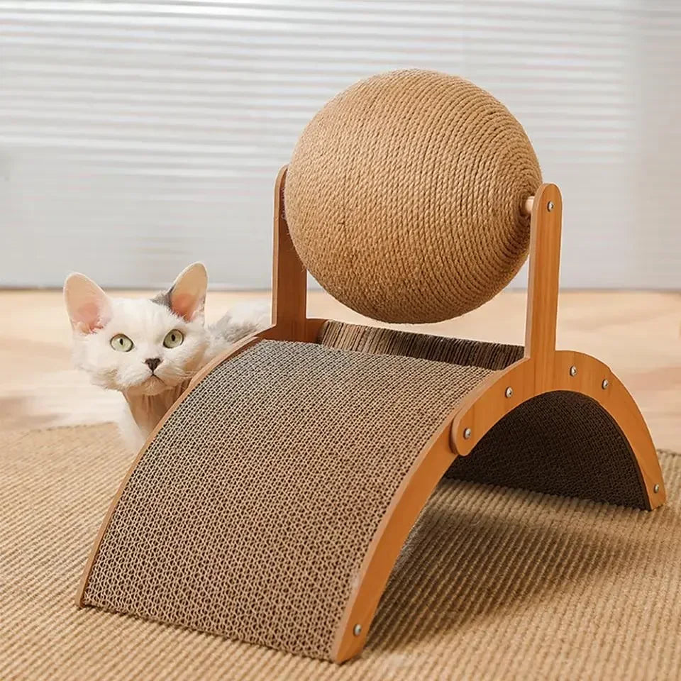 „Drill’n Scratch“ – Kratzspielzeug aus Massivholz mit Sisalfläche & integriertem Spielball für Katzen