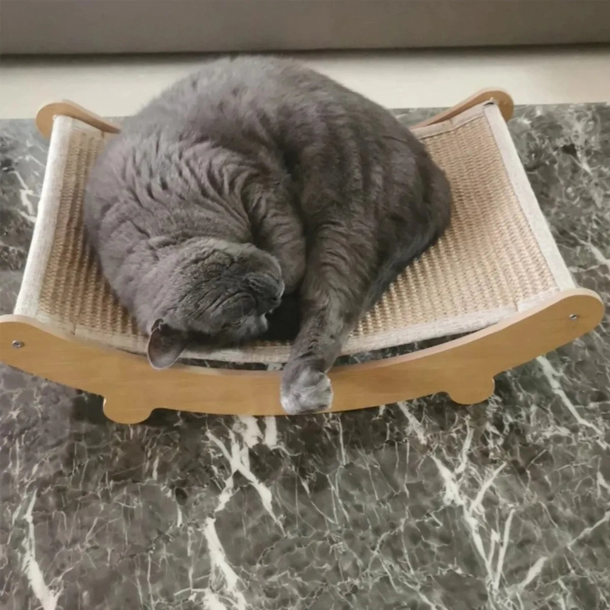 „WoodyNap“ – Multifunktionales Katzenbett mit Kratzfläche aus Holz & Sisal Schlafen, kratzen, entspannen – alles in einem stilvollen Naturdesign.