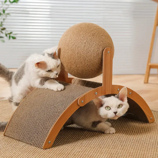 „Drill’n Scratch“ – Kratzspielzeug aus Massivholz mit Sisalfläche & integriertem Spielball für Katzen
