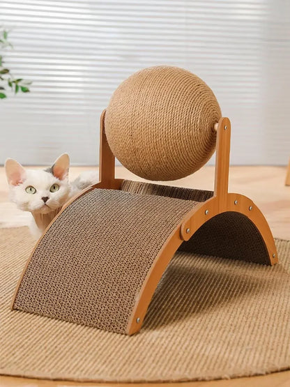 „Drill’n Scratch“ – Kratzspielzeug aus Massivholz mit Sisalfläche & integriertem Spielball für Katzen