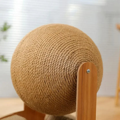 „Drill’n Scratch“ – Kratzspielzeug aus Massivholz mit Sisalfläche & integriertem Spielball für Katzen